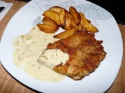 Putenschnitzel mit Senf-Sahne Soße und Kartoffelecken - Rezept
