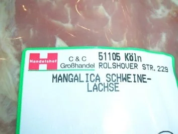 Mangalica-Schweinelachs unter der Pinienkernkruste  mit Zuckerschoten und Mandelbällchen - Rezept - Bild Nr. 4