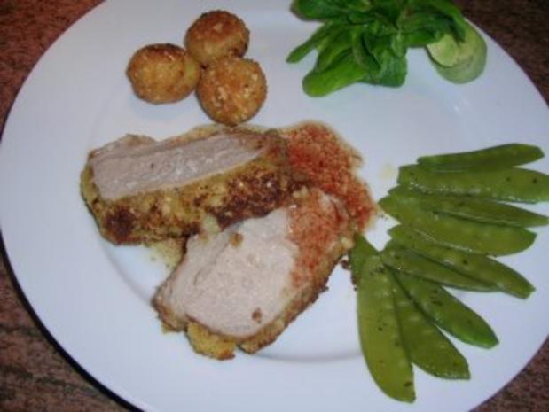 Mangalica-Schweinelachs unter der Pinienkernkruste mit Zuckerschoten ...