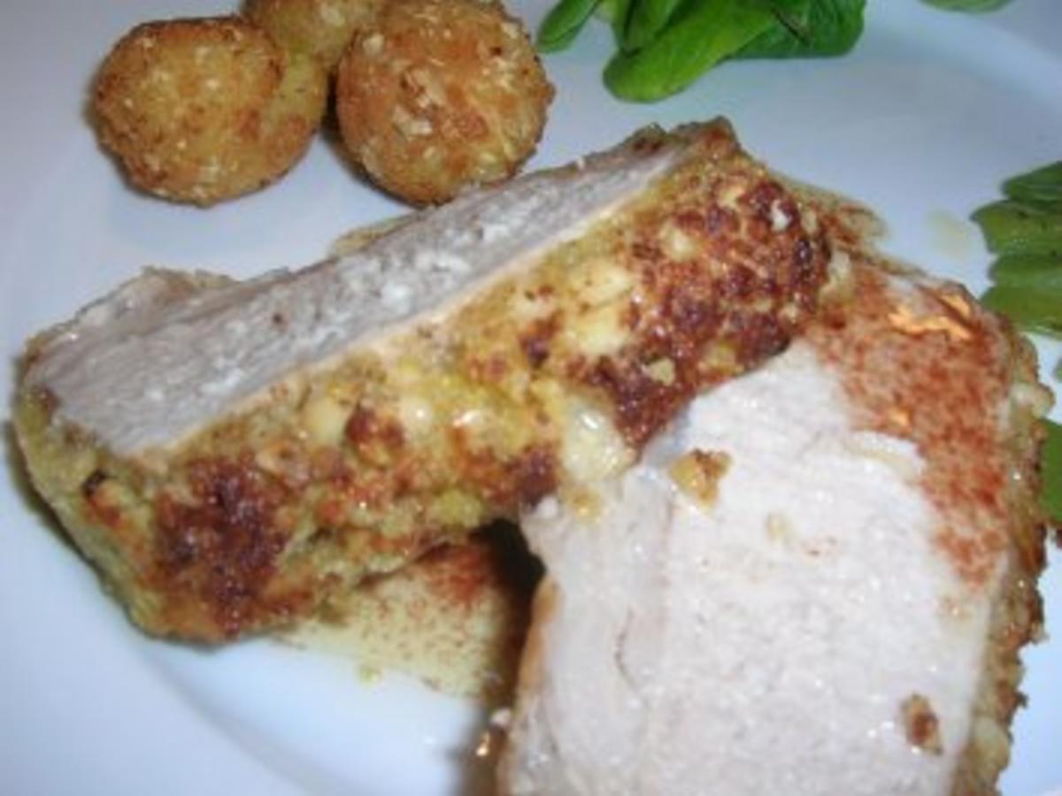 Mangalica Schweinelachs unter der Pinienkernkruste mit Zuckerschoten ... Mangalica Schweinelachs unter der Pinienkernkruste mit Zuckerschoten ...