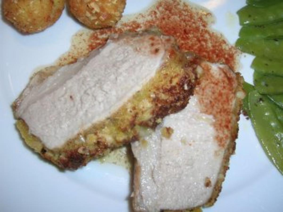 Mangalica-Schweinelachs unter der Pinienkernkruste  mit Zuckerschoten und Mandelbällchen - Rezept