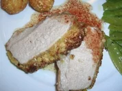 Mangalica-Schweinelachs unter der Pinienkernkruste  mit Zuckerschoten und Mandelbällchen - Rezept