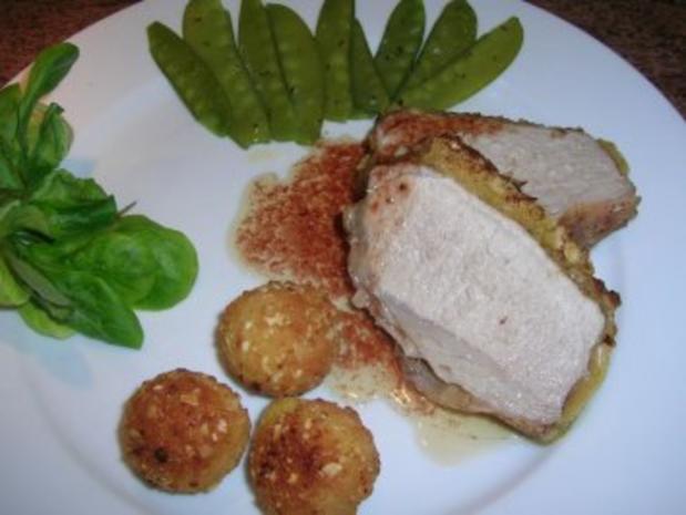 Mangalica-Schweinelachs unter der Pinienkernkruste mit Zuckerschoten ...
