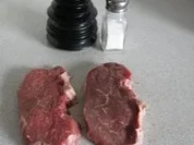 Rumpsteak Strindberg mit Herzoginkartoffeln und Eichblattsalat in Balsamicodressing - Rezept