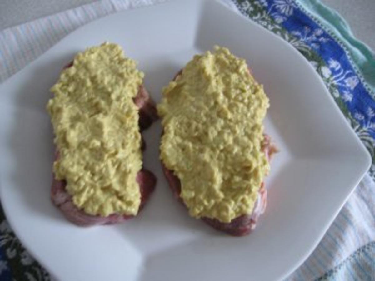 Rumpsteak Strindberg mit Herzoginkartoffeln und Eichblattsalat in ...