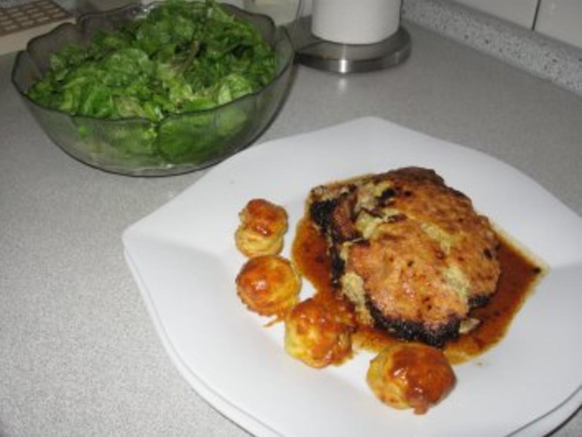 Rumpsteak Strindberg mit Herzoginkartoffeln und Eichblattsalat in ...