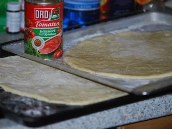 Rezept: "Pizza Prosciutto" mit allem Drum und Dran Bild Nr. 4 "Pizza Prosciutto" mit allem Drum und Dran - Rezept - Bild Nr. 4