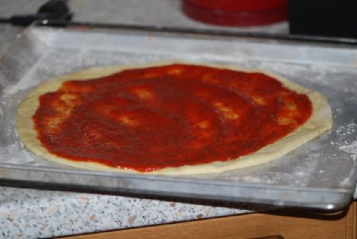 "Pizza Prosciutto" mit allem Drum und Dran - Rezept - Bild Nr. 5