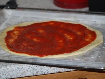 Rezept: "Pizza Prosciutto" mit allem Drum und Dran Bild Nr. 5 "Pizza Prosciutto" mit allem Drum und Dran - Rezept - Bild Nr. 5