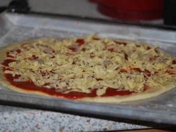 Rezept: "Pizza Prosciutto" mit allem Drum und Dran Bild Nr. 7 "Pizza Prosciutto" mit allem Drum und Dran - Rezept - Bild Nr. 7