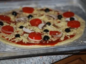 Rezept: "Pizza Prosciutto" mit allem Drum und Dran Bild Nr. 8 "Pizza Prosciutto" mit allem Drum und Dran - Rezept - Bild Nr. 8