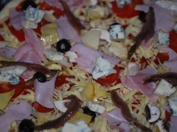 Rezept: "Pizza Prosciutto" mit allem Drum und Dran Bild Nr. 9 "Pizza Prosciutto" mit allem Drum und Dran - Rezept - Bild Nr. 9