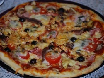 Rezept: "Pizza Prosciutto" mit allem Drum und Dran "Pizza Prosciutto" mit allem Drum und Dran - Rezept