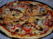 "Pizza Prosciutto" mit allem Drum und Dran - Rezept
