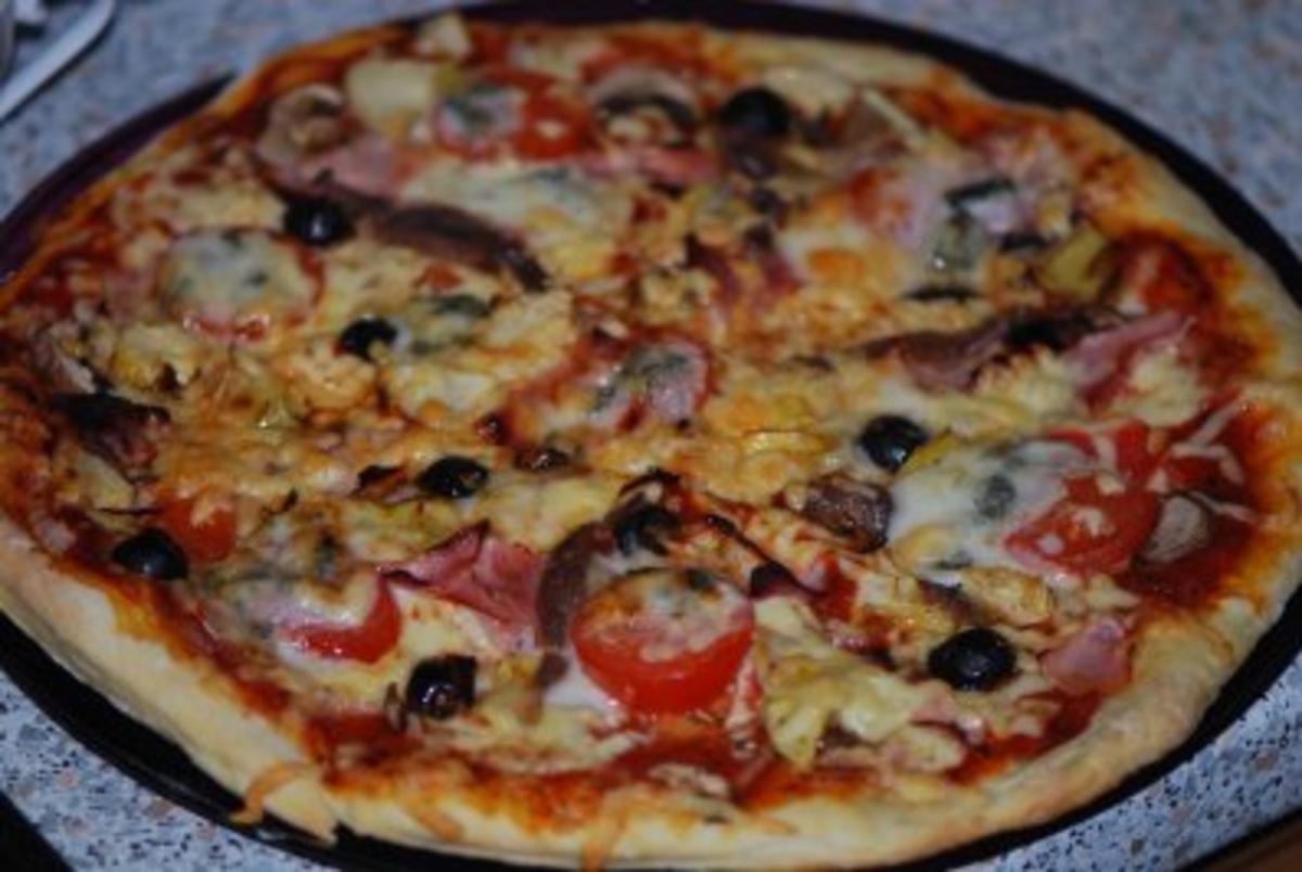 Bilder für Pizza Prosciutto mit allem Drum und Dran - Rezept