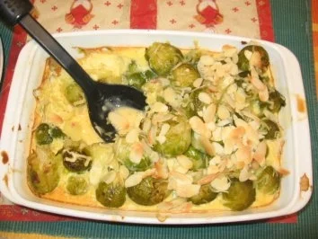 Krustenbraten mit Rosenkohlauflauf und Knödeln - Rezept - Bild Nr. 3