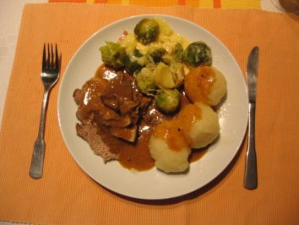 Krustenbraten mit Rosenkohlauflauf und Knödeln - Rezept - Bild Nr. 4