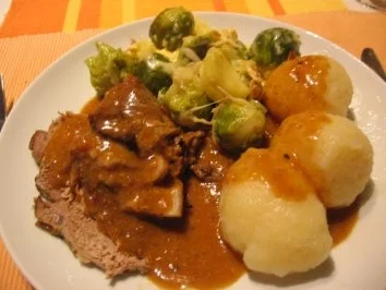 Krustenbraten mit Rosenkohlauflauf und Knödeln - Rezept