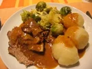 Rezept: Krustenbraten mit Rosenkohlauflauf und Knödeln Krustenbraten mit Rosenkohlauflauf und Knödeln - Rezept