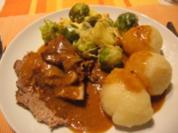 Krustenbraten mit Rosenkohlauflauf und Knödeln - Rezept