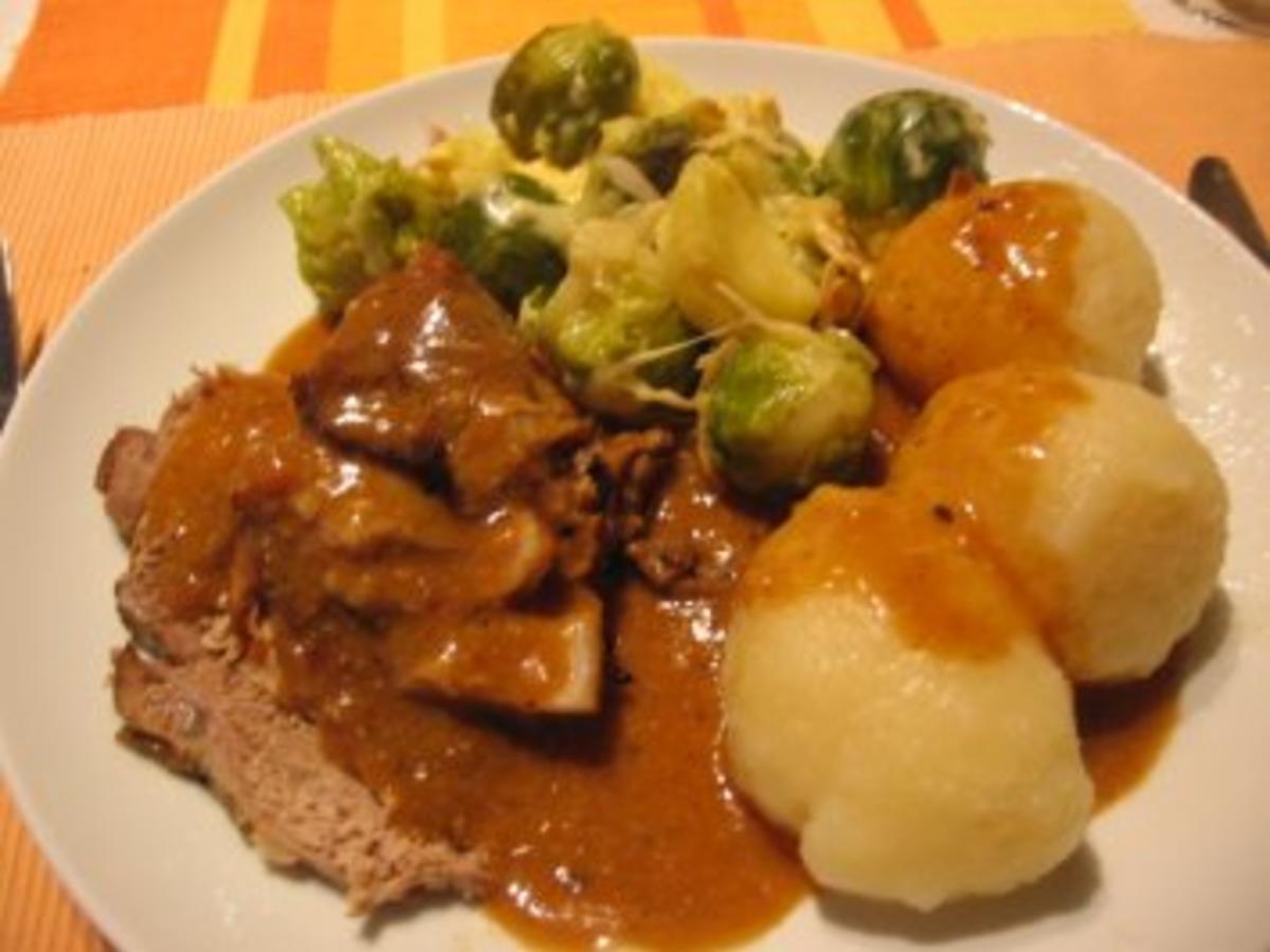 Krustenbraten mit Rosenkohlauflauf und Knödeln - Rezept - kochbar.de