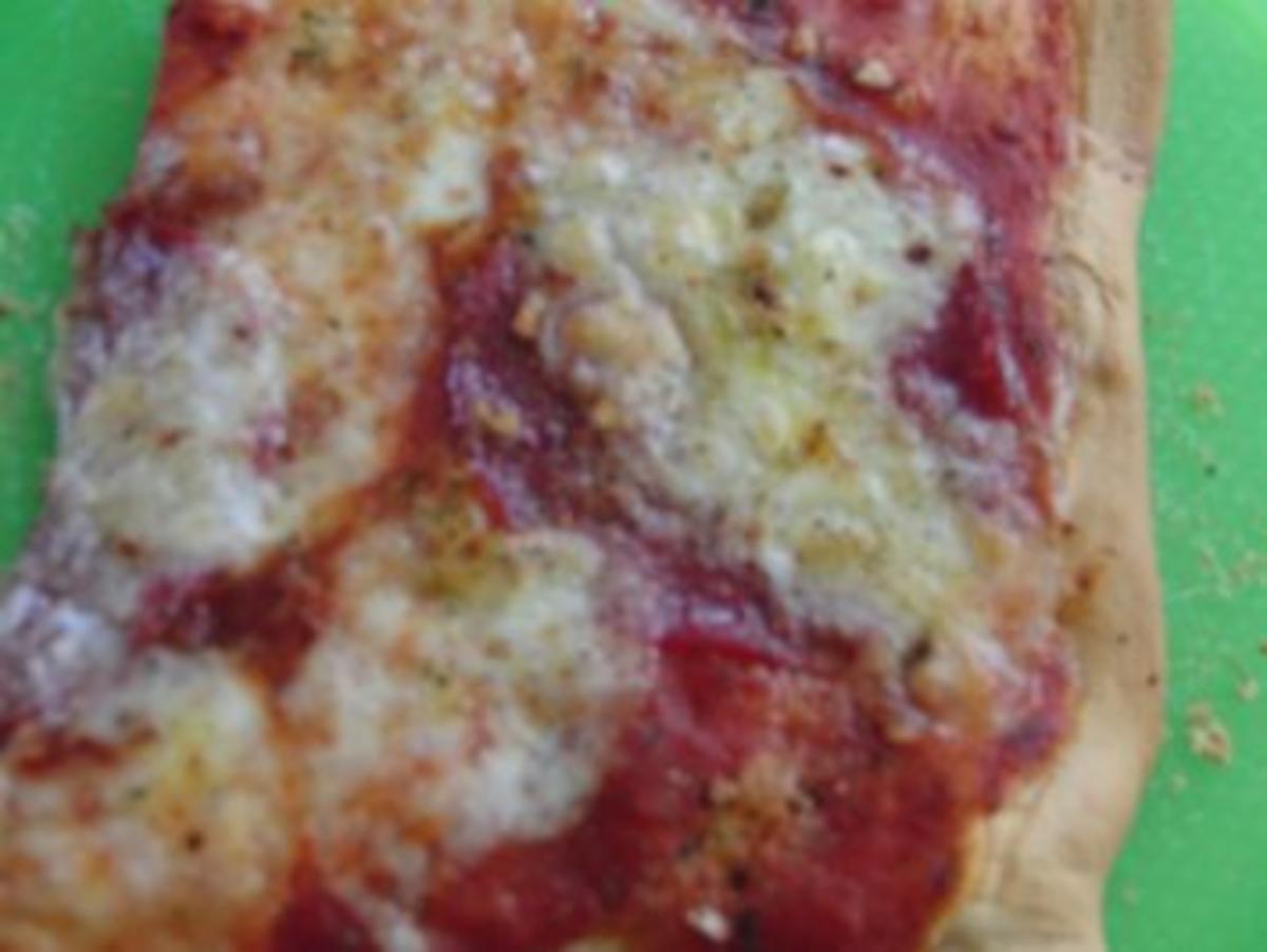 Pizza : Wenn´s schnell gehen muß, eine fantastische Salami-Pizza - Rezept - Bild Nr. 2