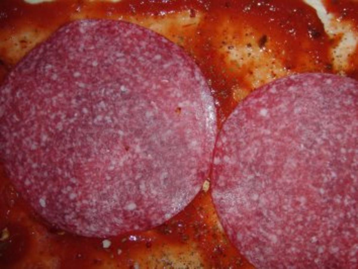 Pizza : Wenn´s schnell gehen muß, eine fantastische Salami-Pizza - Rezept - Bild Nr. 3