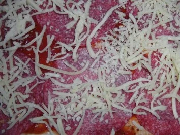 Rezept: Pizza : Wenn´s schnell gehen muß, eine fantastische Salami-Pizza Bild Nr. 4 Pizza : Wenn´s schnell gehen muß, eine fantastische Salami-Pizza - Rezept - Bild Nr. 4