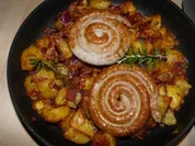 Bratkartoffeln mit Bratwurstschnecken und einem Rosmarinaroma - Rezept