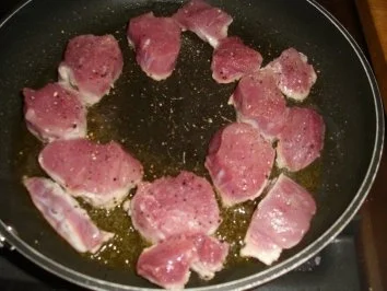 Rezept: Schweinemedallions an Pfeffer-Cognac-Sauce Bild Nr. 2 Schweinemedallions an Pfeffer-Cognac-Sauce - Rezept - Bild Nr. 2