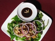 Rapunzelsalat mit Äpfeln, Pinienkernen und Rosinen an Pflaumen-Zimt-Soße - Rezept