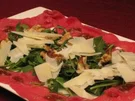 Rindercarpaccio an Walnusscreme auf Rucola - Rezept