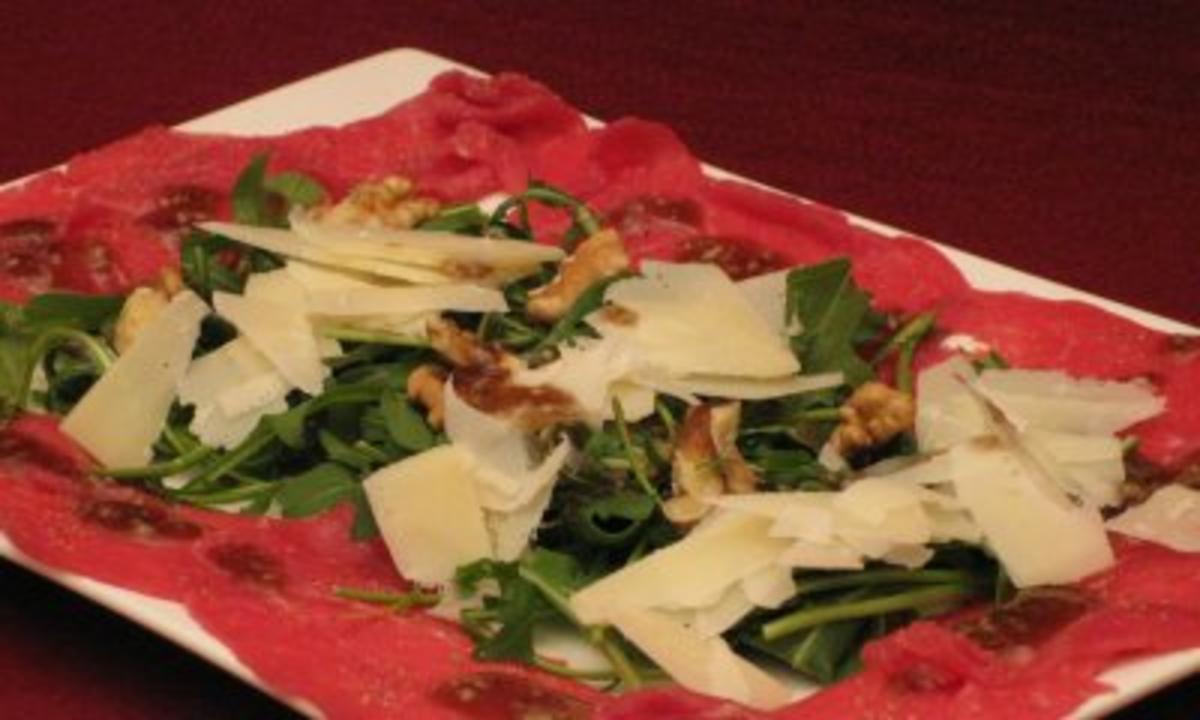 Bilder für Rindercarpaccio an Walnusscreme auf Rucola - Rezept