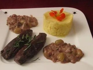 Hasenfilet mit Pfifferling-Weintraubensoße und Kartoffelpüree - Rezept