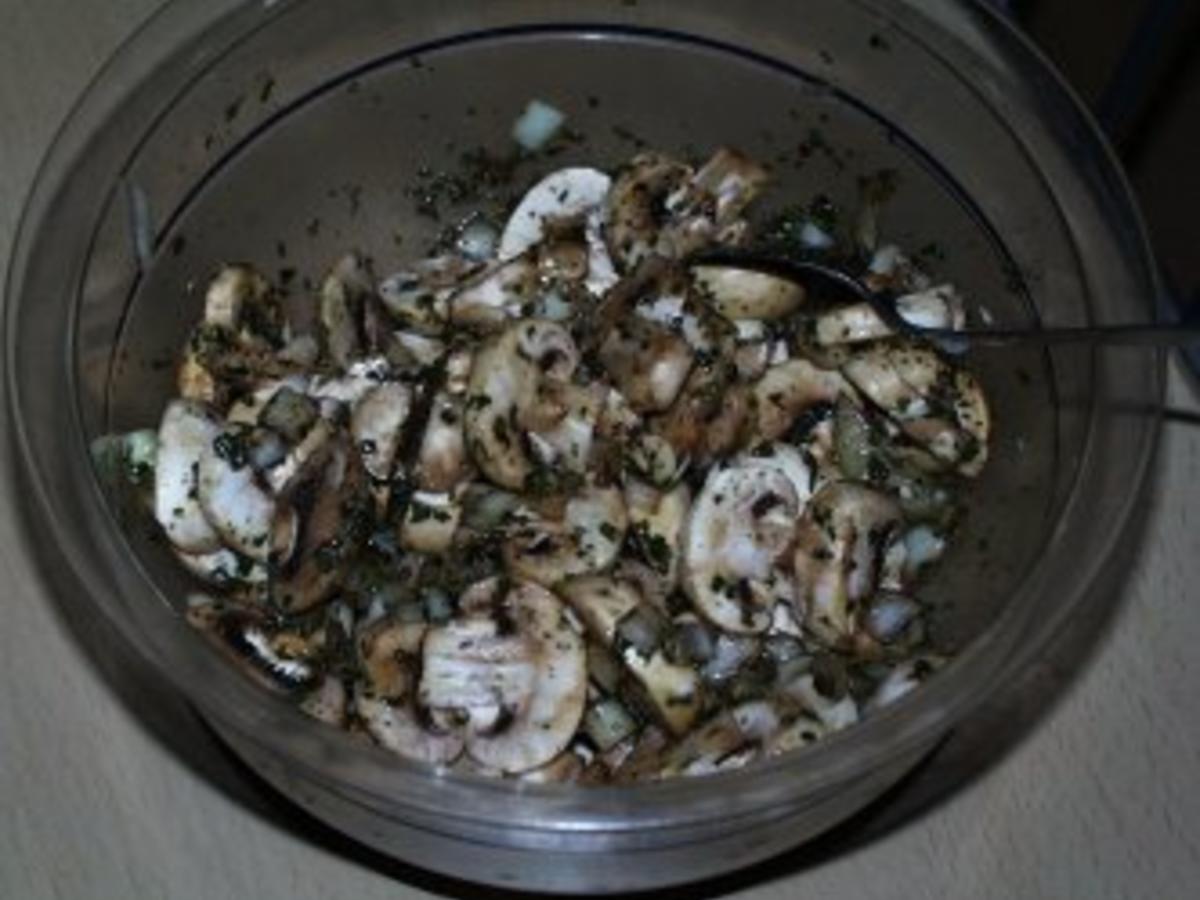 Champignonsalat mit Champignons frisch und Zwiebel - Rezept mit Bild ...