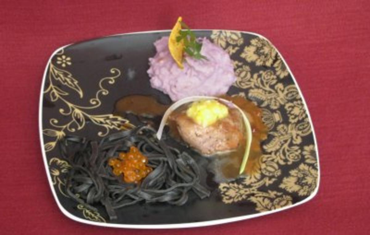 Pfeffersteak mit Blaukartoffel-Püree in schwarzen Nudelnestern - Rezept