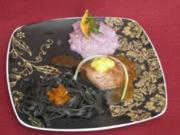 Pfeffersteak mit Blaukartoffel-Püree in schwarzen Nudelnestern - Rezept