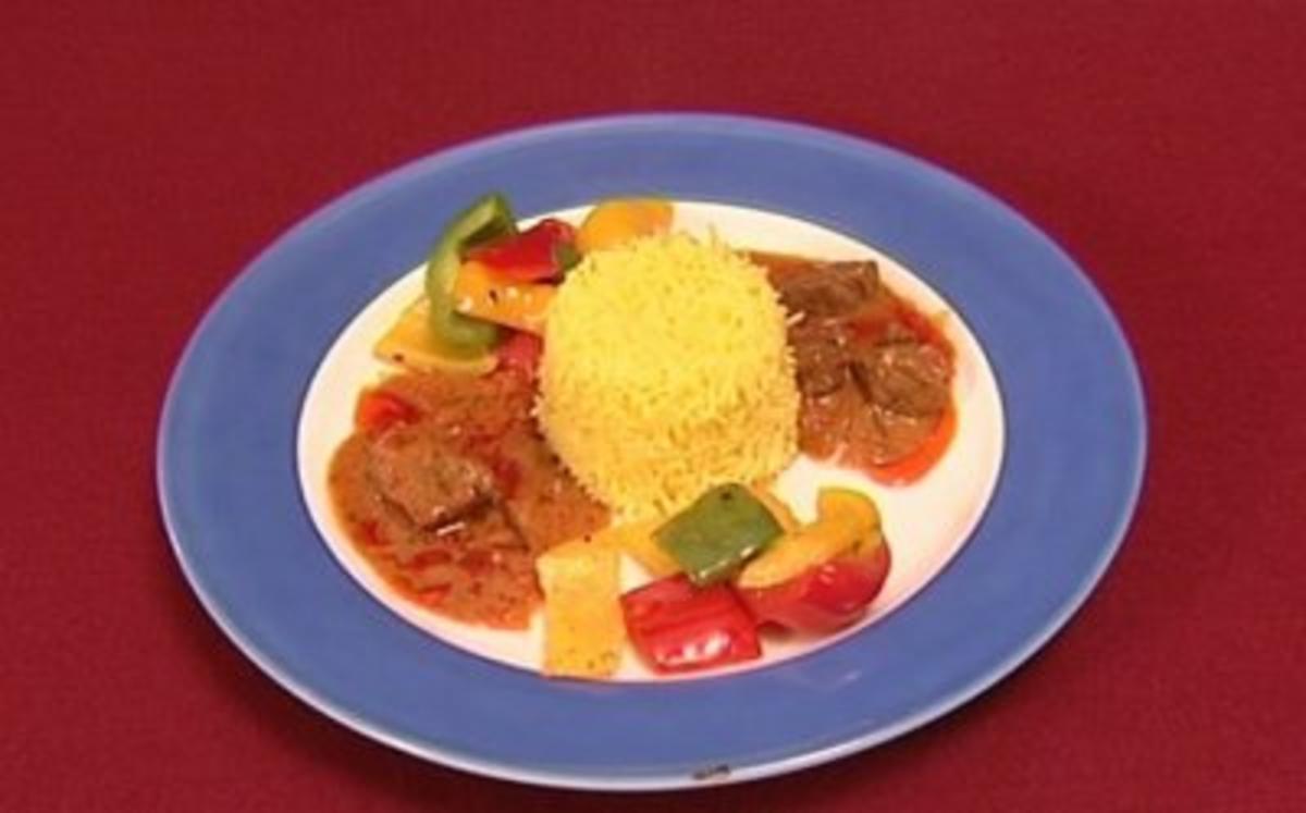 Afroasiatische Erdnusssoße mit Beef und Paprikagemüse an
Safran-Basmatireis (Nana Abrokwa - Rezept By Das perfekte Promi Dinner