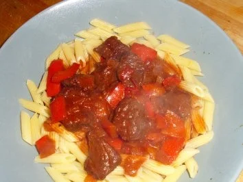 Rezept: Rotweingulasch vom Jungbullen Rotweingulasch vom Jungbullen - Rezept