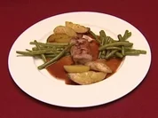 Rezept: Rehrücken mit Lebkuchensoße, dazu Rosmarinkartoffeln und feine Bohnen (Klaus & Klaus) Rehrücken mit Lebkuchensoße, dazu Rosmarinkartoffeln und feine Bohnen (Klaus & Klaus) - Rezept