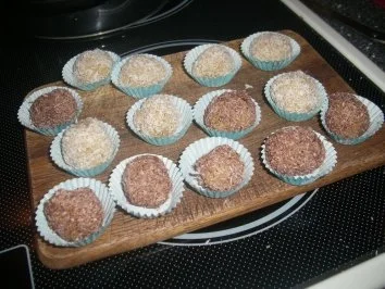 Rezept: Schokolikör-Trüffel im Kokos bzw. Tiramisu-Mantel Schokolikör-Trüffel im Kokos bzw. Tiramisu-Mantel - Rezept