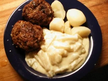 Kohlrabi in weißer Soße mit Frikadellen - Rezept