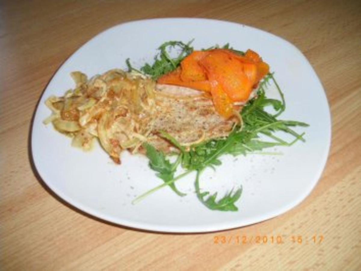 Schnitzel mit Rahmzwiebeln und fritierten Möhrenstreifen - Rezept