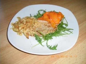 Rezept: Schnitzel mit Rahmzwiebeln und fritierten Möhrenstreifen Schnitzel mit Rahmzwiebeln und fritierten Möhrenstreifen - Rezept