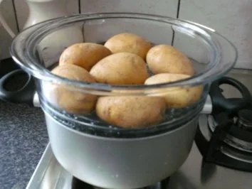 Rezept: AARDAPPELSALADE A'LA MAMA Bild Nr. 6 AARDAPPELSALADE A'LA MAMA - Rezept - Bild Nr. 6