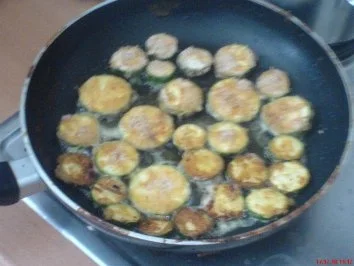 Zucchini paniert nach Wiener Art + Salate an Erdäpfel - Rezept - Bild Nr. 3