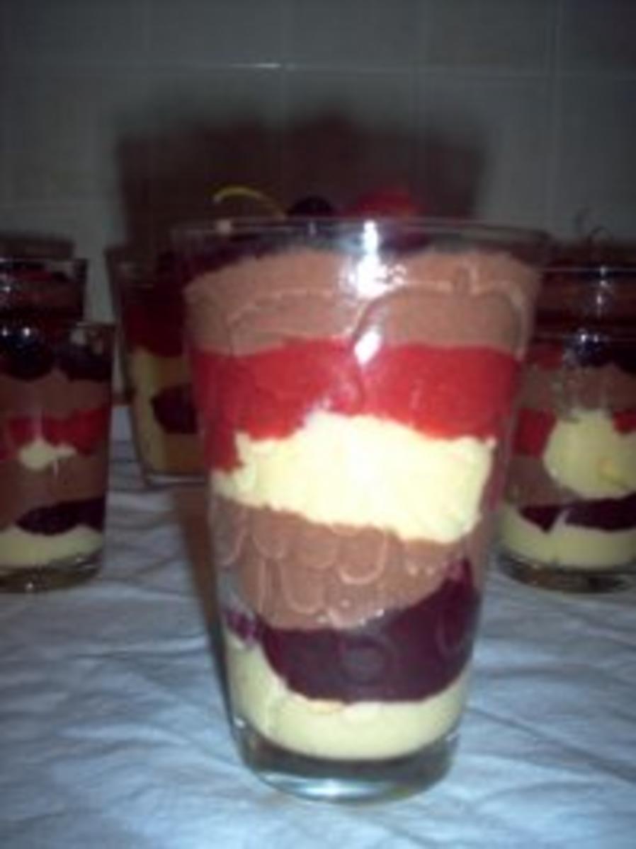Schoko-Vanillecreme mit Erdbeer-/Johannisbeermus - Rezept