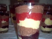 Schoko-Vanillecreme mit Erdbeer-/Johannisbeermus - Rezept