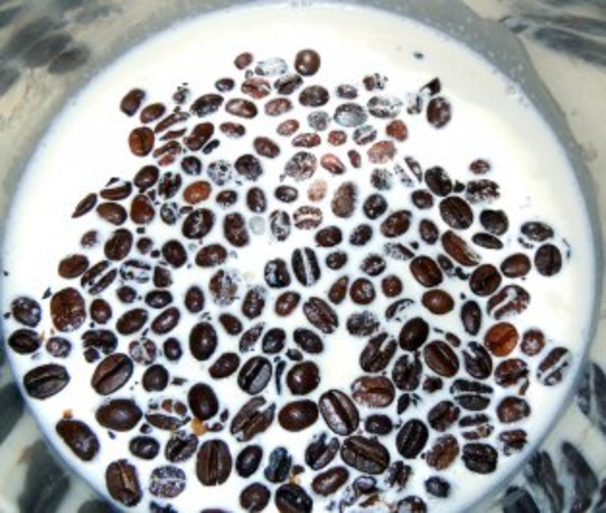Kaffee-Panna-Cotta mit Kardamom-Gelee, Apfel-Ragout und dekorativem Eierlikör - Rezept - Bild Nr. 2