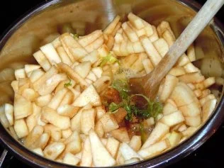 Kaffee-Panna-Cotta mit Kardamom-Gelee, Apfel-Ragout und dekorativem Eierlikör - Rezept - Bild Nr. 6